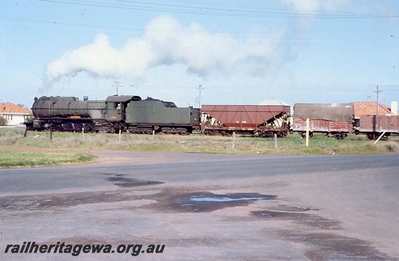 P06883
S class, Strickland Street level crossing, Bunbury, goods train
