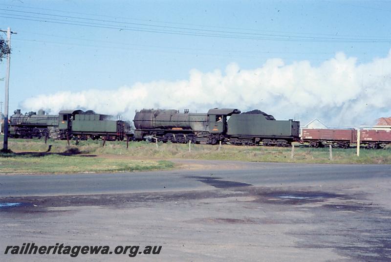 P06885
PM class, S class, Strickland Street level crossing, Bunbury goods train
