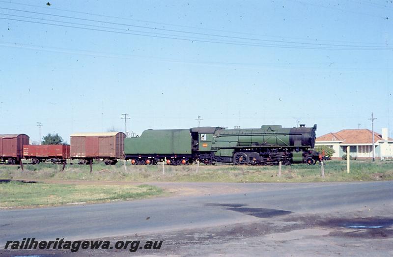 P06889
V class, Strickland Street level crossing, Bunbury, SWR line, goods train
