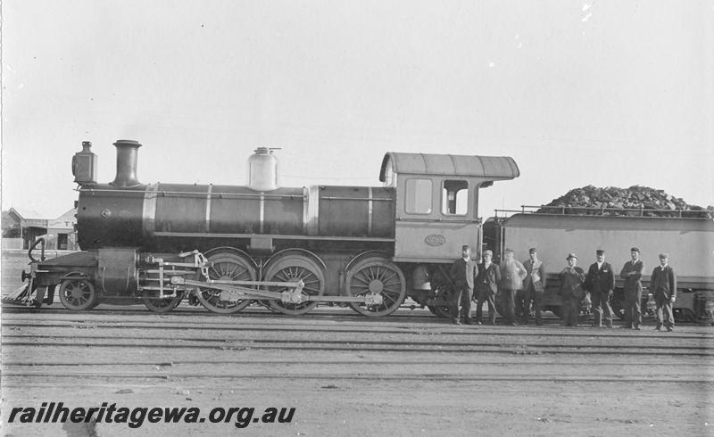 P06902
E class 299, with railway personnel posed in front of the tender, early photo, possibly when new, side view
