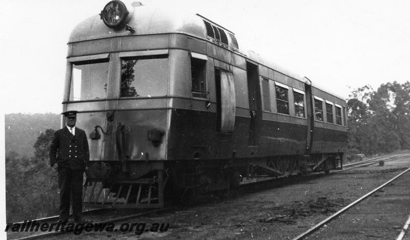 P06969
ADE class railcar with conductor posing in front, original livery, front and side view, same as P7481.
