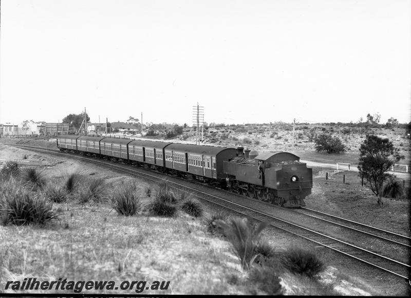 P06971
DD class 592, Bayswater curve, suburban passenger train consisting of AY class and AYB class carriages painted green and cream. Maybe testing the new carriages. Same as P0779
