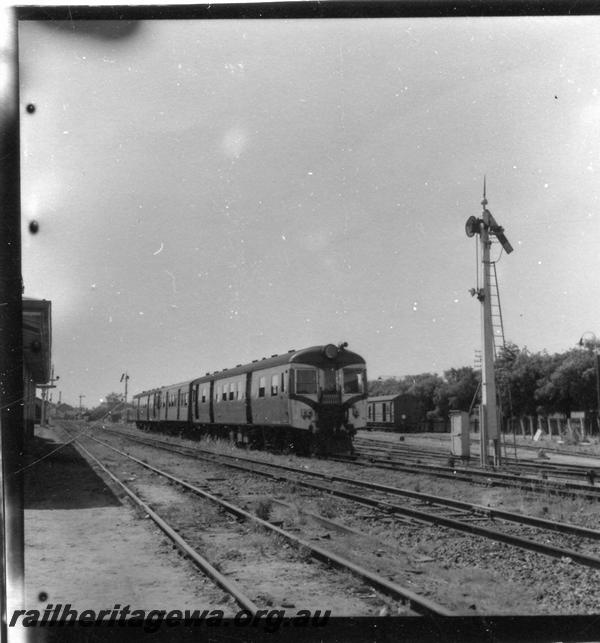 P06978
ADG/AYE/ADG class railcar set, signal, in green livery with red chevrons on front
