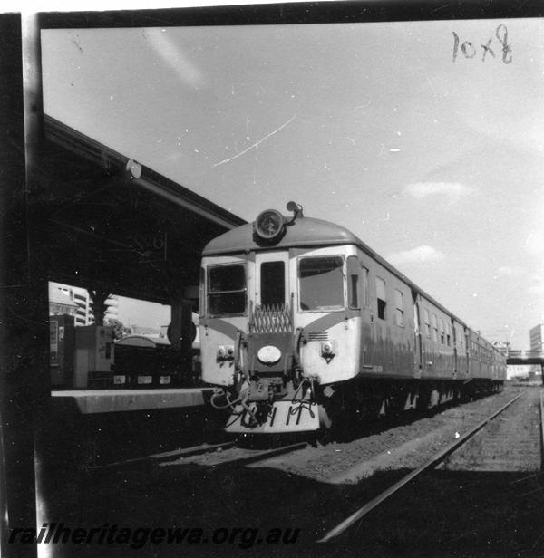 P06979
ADG/AYE/ADG class railcar set, No.6 platform, Perth Station, in green livery with red chevrons on front
