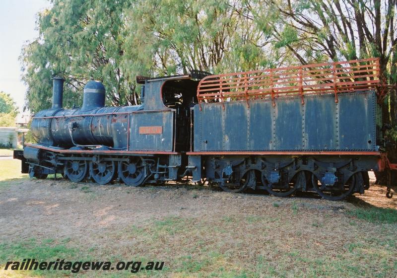 P06984
SSM loco No.7, Pemberton, side and rear view, on display, looking forlorn
