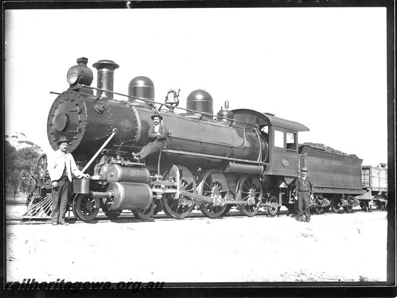 P07024
EC class 249, with crew, front and side view, Kellerberrin, EGR line, c1903
