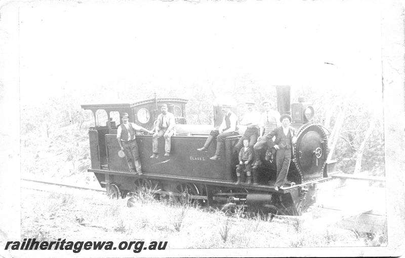 P07032
L class 19, later renumbered L class 5, originally K class 19, side and front view, people on the loco, card mounted
