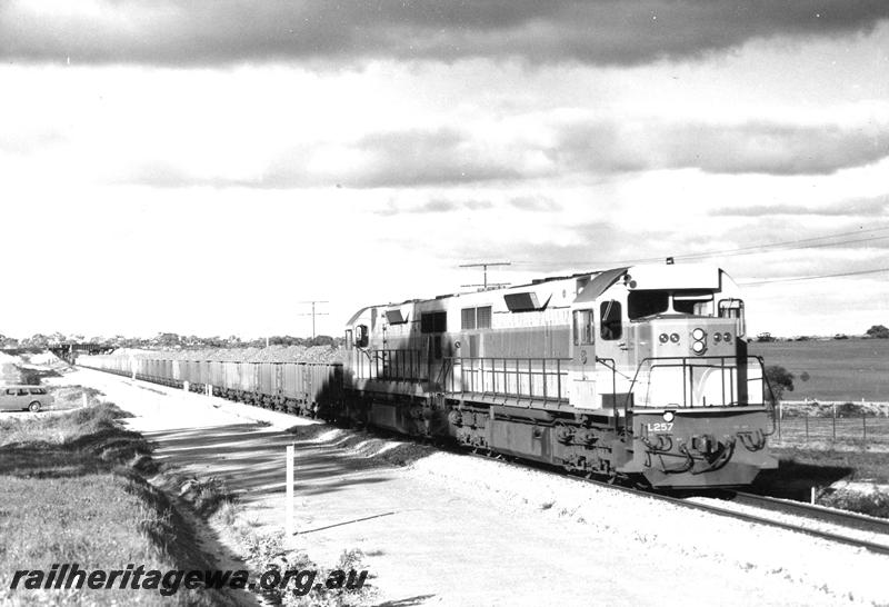 P07040
L class 257 double heading with another L class, iron ore train
