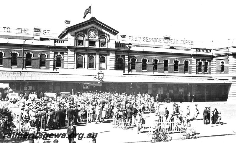 P07055
Perth Station street side, looking direct at entrance, signs advertising 