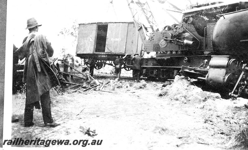 P07065
6 of 8 views of the smash at Wokalup, SWR line shows steam crane No.23 lifting the van D class 567
