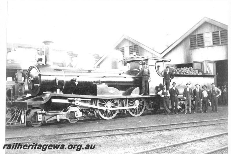 P07072
R class, loco sheds, Kalgoorlie?, front and side view, personnel posing in front of tender
