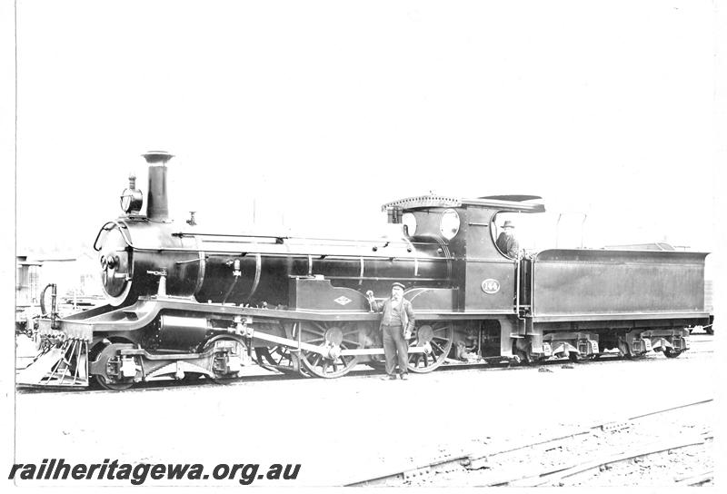 P07110
R class 144, Northam with driver W. Cartwright and fireman E. Goodrick, front and side view
