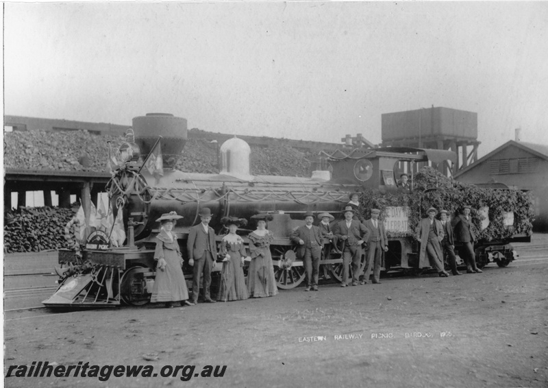 P07114
R class loco decorated for the Eastern Railway Picnic, Bardoc, KL line, people posing in front of loco
