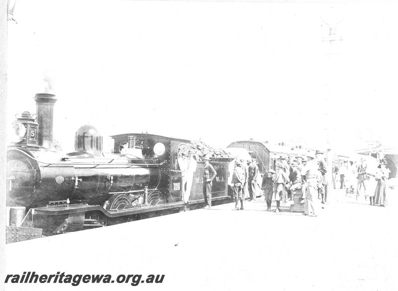 P07123
MRWA B class 5, Midland Junction Station, crowd on platform
