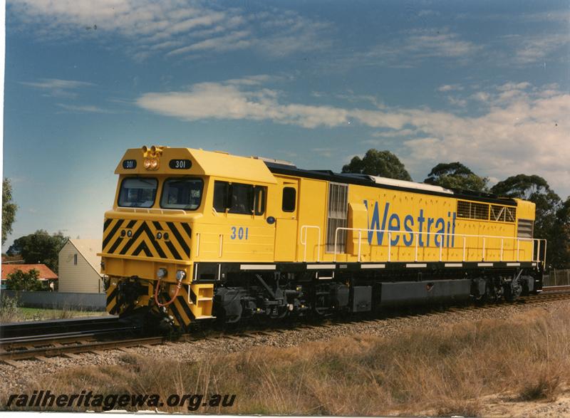 P07154
Q class 301 diesel loco, yellow livery,(reclassified Q class 4001) front and side view
