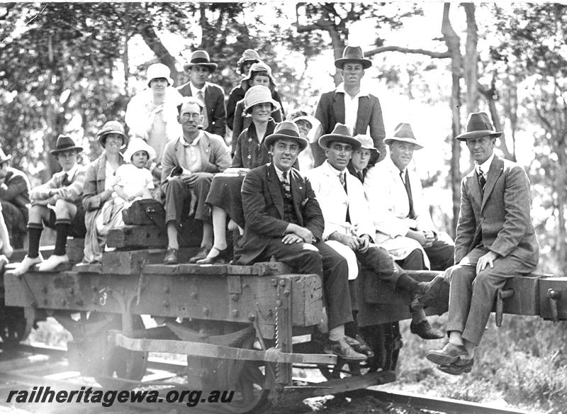 P07177
Log jinker with family groups on board, location Unknown
