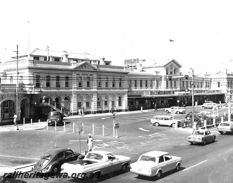 P07190
Perth Station forecourt, looking east
