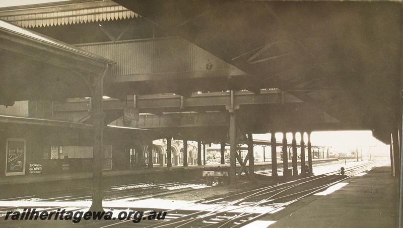 P07234
Perth Station platforms, looking across to platform 1.
