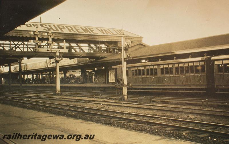 P07236
AD class carriage, Perth Station looking across from Platform 1
