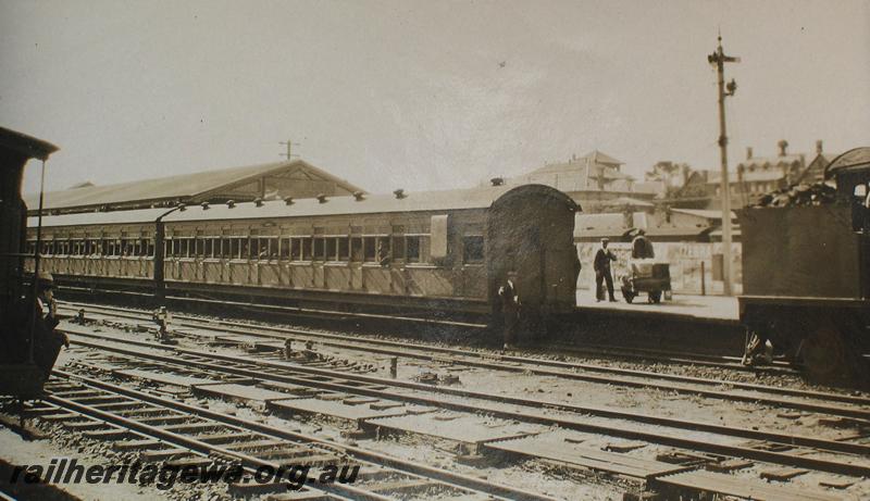 P07250
D class loco about to couple onto an AS class carriage, Perth station
