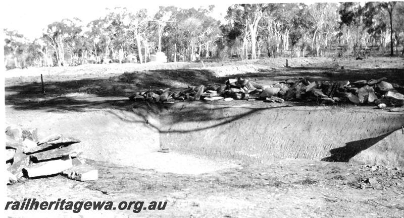 P07308
4 of 32 photos of the construction of the railway dam at Hillman, BN line, main silt pit
