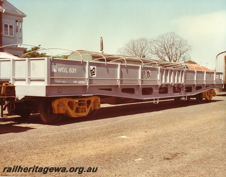 P07383
WGL class 631, nickel matte wagon, end and side view
