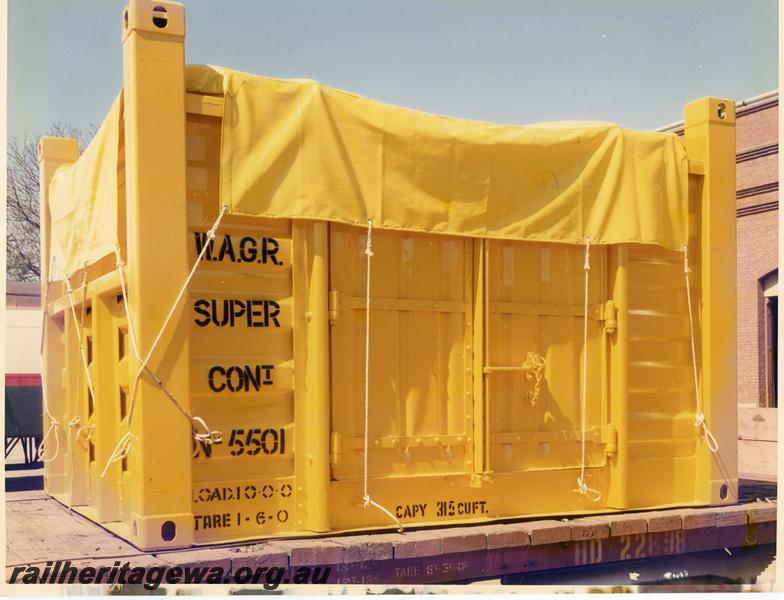 P07384
Super Container No.5501 with tarpaulin, side view
