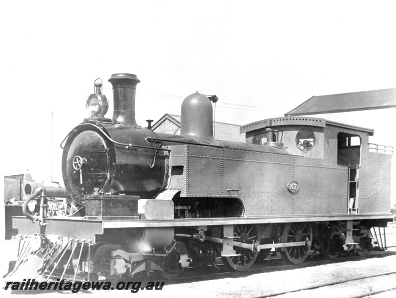 P07420
N class 87, oil headlight and bar cowcatcher, front and side view
