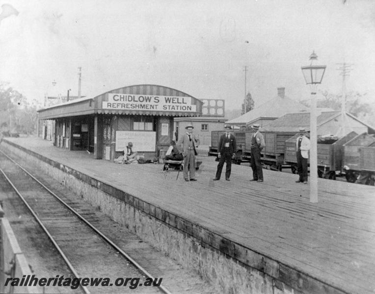 P07513
Station building, platform lamp, Chidlow's Well, ER line 
