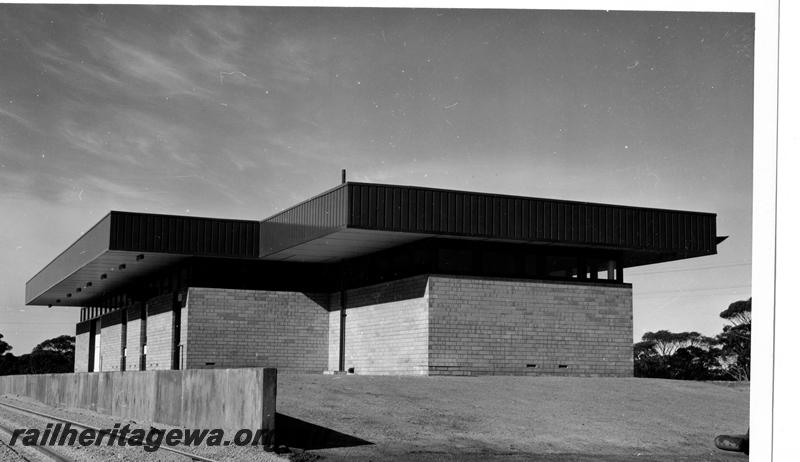 P07520
Station building, Kambalda, when new, trackside view
