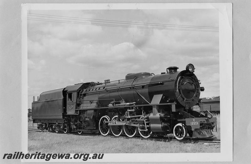 P07582
V class 1223, with white wall tyres, as new condition, side and front view.
