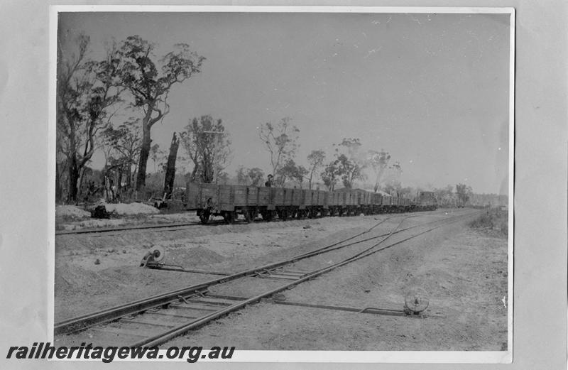 P07590
M class Garratt, rake of wagons including gabled ended wagons, shunting
