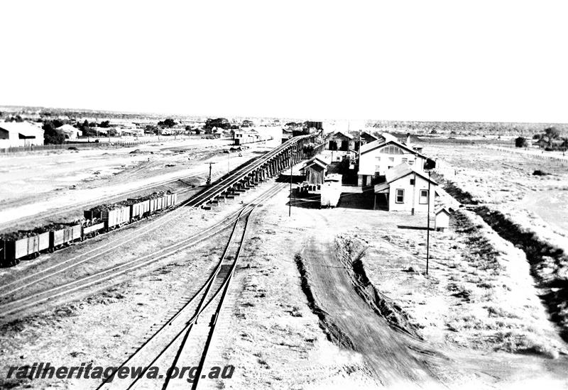 P07624
Loco depot, Kalgoorlie, looking west, shows elevated coal stage
