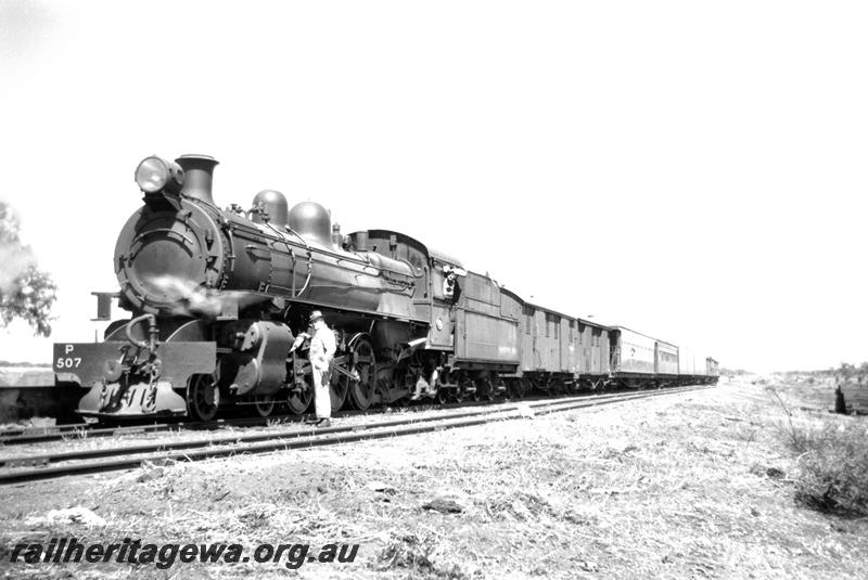 P07625
P class 507, Kalgoorlie Express near Kalgoorlie, EGR line, shows driver, Billy Williams oiling the motion dressed in boiler suit
