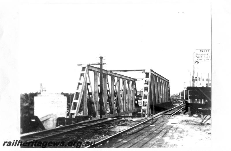 P07659
Subway, Mount Lawley, steel trusses being installed
