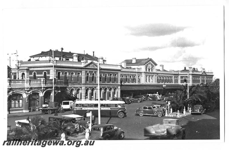 P07701
Perth Station, street side view looking east. Scarborough Bus Service bus in the forecourt departing
