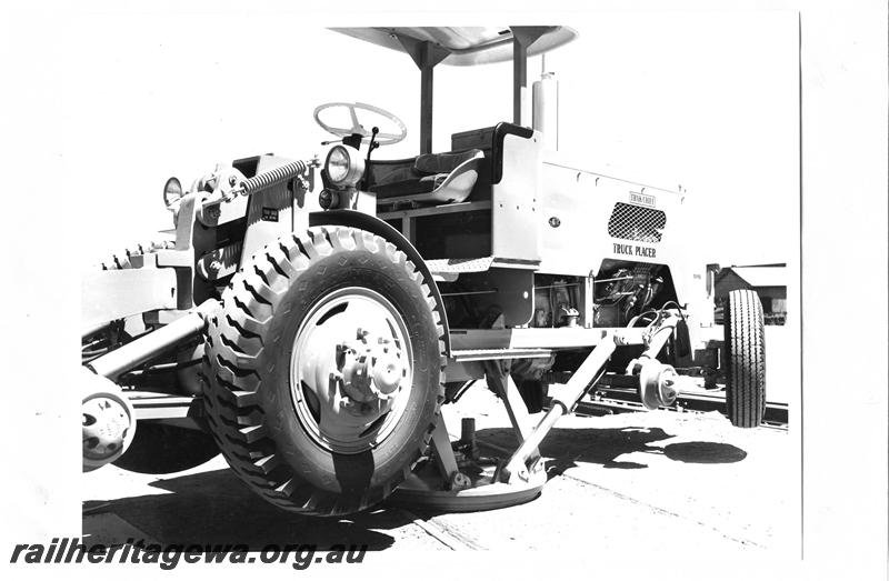 P07712
Shunting tractor,ST11, suspended on self contained turntable
