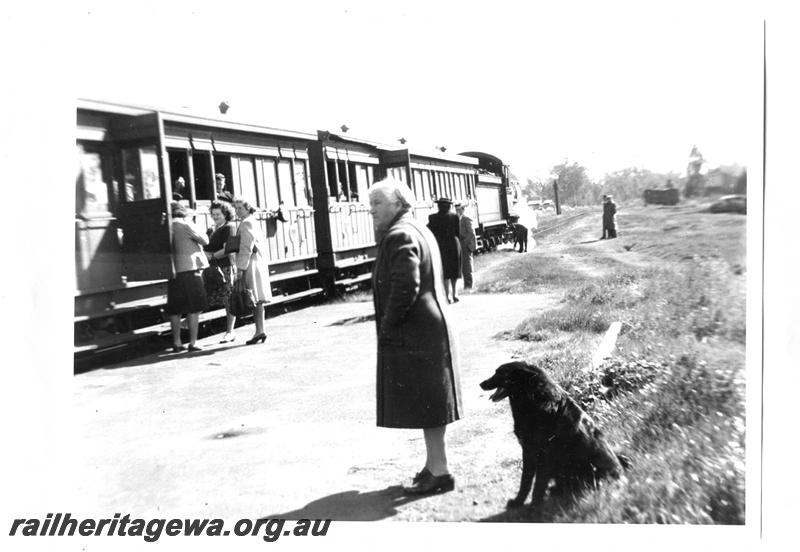 P07763
Country passenger train, Manjimup, PP line, the Tuesday through train to Perth, 9.15 am.
