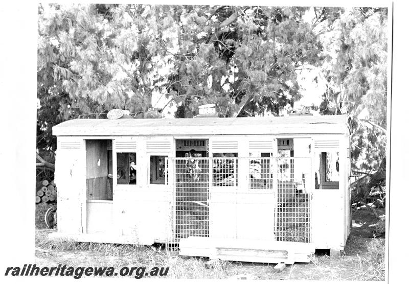 P07800
AI class 258,4 wheeled carriage, derelict at the Wintersun Caravan Park Carnarvon before removal to Perth for restoration.
