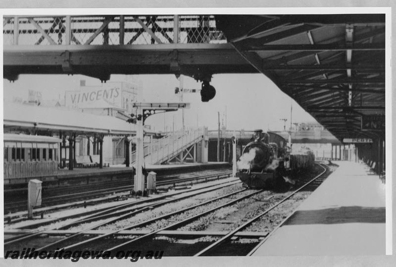 P07821
F class, Perth Station on Fremantle bound goods train
