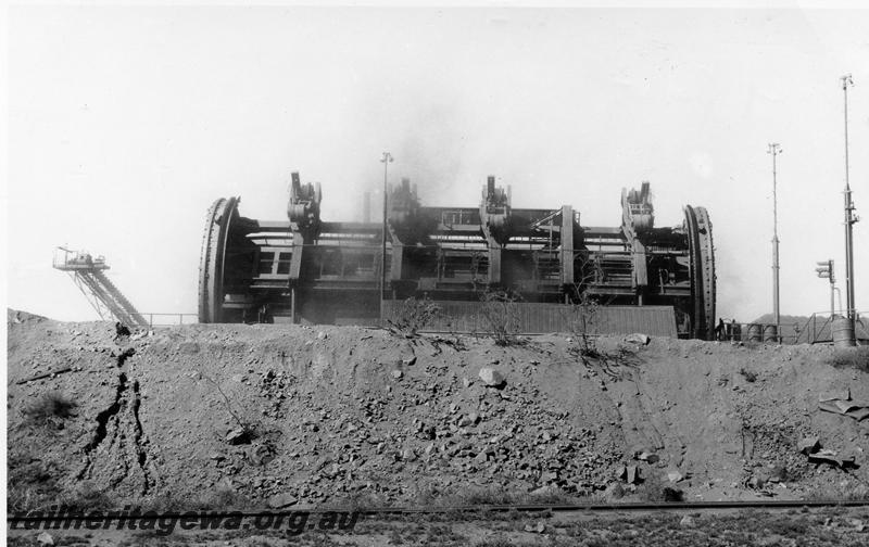 P07849
Hamersley Iron ore wagon being emptied on rotary unloader, Parker Point
