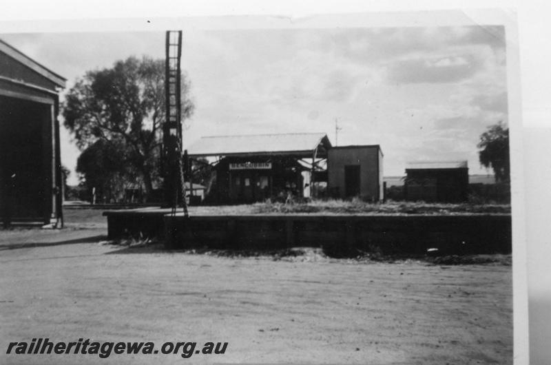 P07867
Station buildings, goods shed, out of shed, loading platform, Bencubbin, WLB line, copy photo
