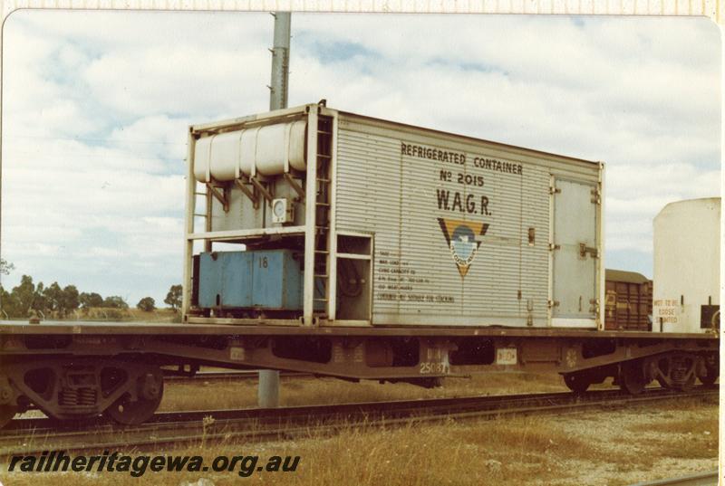 P07879
QUA class 25087, Refrigerated Container No.2015, end and side view.
