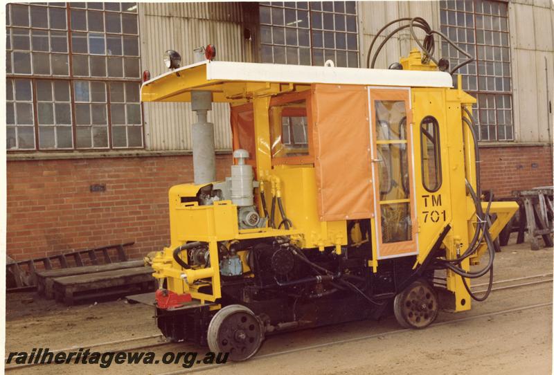 P07914
Track maintenance machine, TM701, side view
