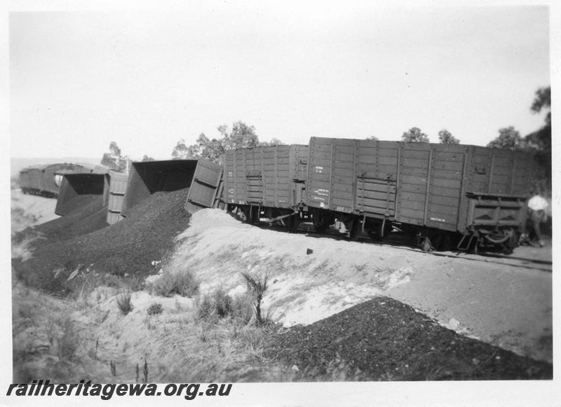 P07947
5 of 6 views of the derailment of No. 30 Goods at Westfield, 29m, 3 ch on the FA line. Shows derailed GH class wagons,  date of derailment 10/3/1956
