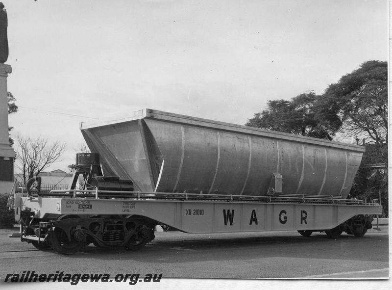 P08042
XB class 21010 bauxite hopper, end and side view.
