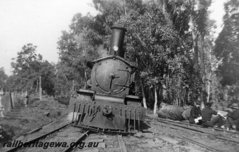 P08062
Millars loco No.61 at Mundijong, derailed, front view, same as P4682
