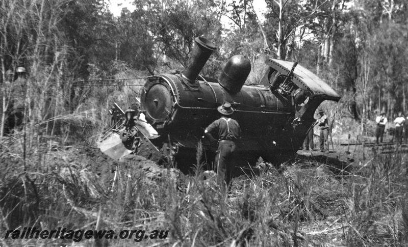 P08072
3 of 4 views of Kauri Timber Co. loco No.109?, derailed, bush line out of Nannup, loco being righted with cable around the boiler.

