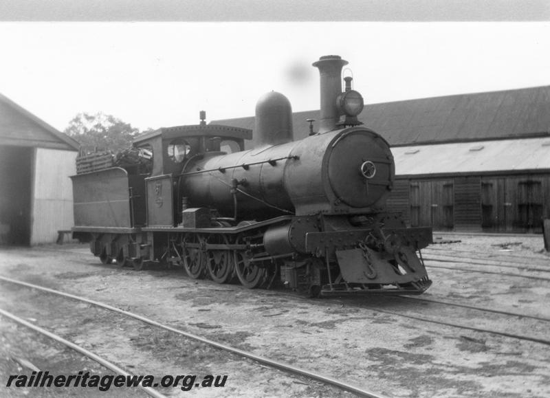 P08082
Millars loco No.67, Yarloop, side and front view
