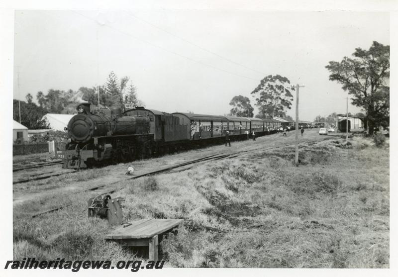 P08103
PMR class 721, hauling fifteen assorted carriages, Harvey, SWR line, with school children from Collie to see the Queen Mother
